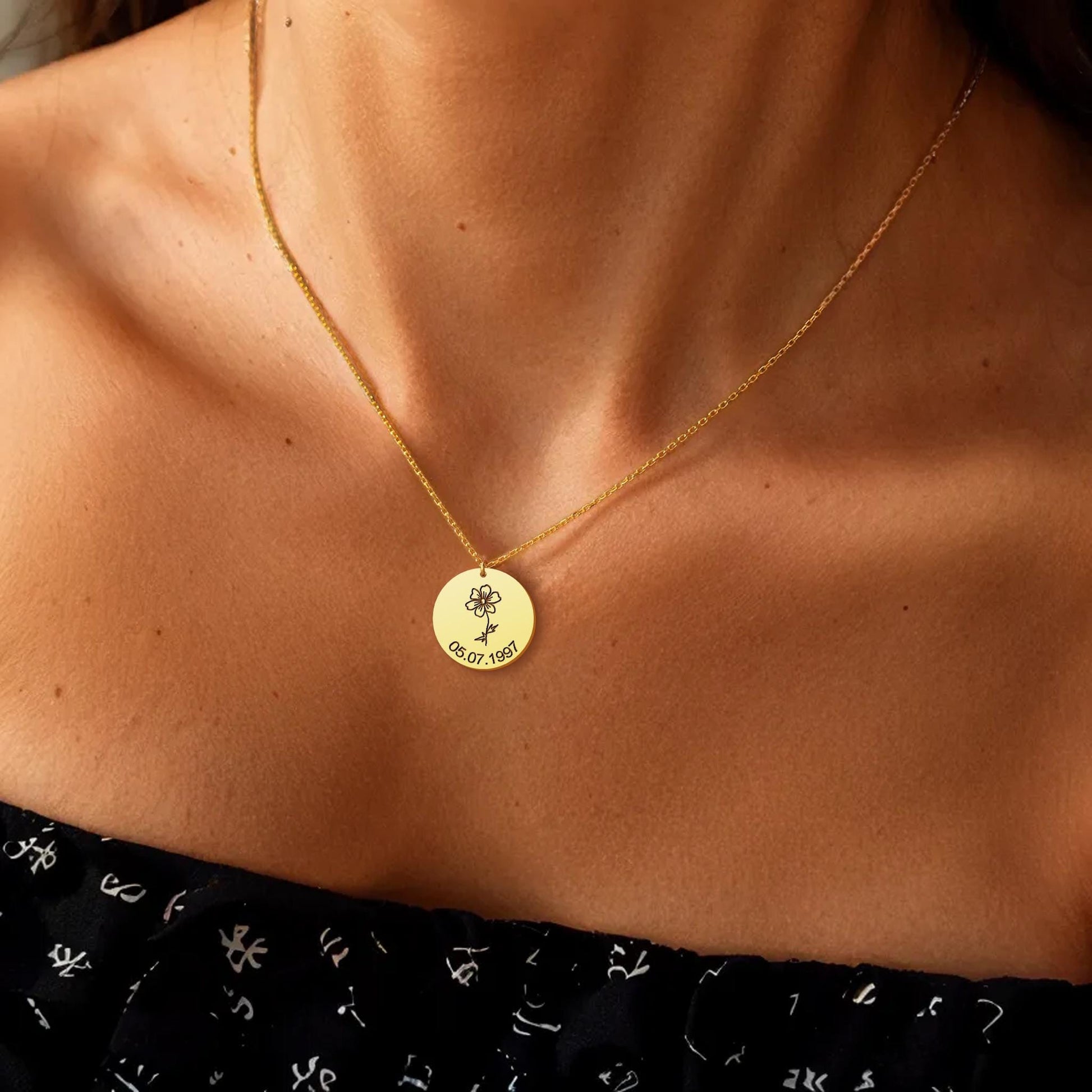 Minimalist Birth Flower Necklace, Personalized Flower Disc Necklace, Floral Jewelry, Birth Flower Pendant, 18th Birthday Gift, Gift for Mom